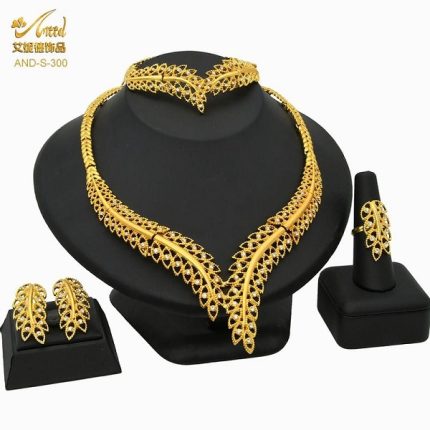 Dubai 24K Gold Plated 2Pcs Necklace Set-03 যত্ন করে ব্যবহার করলে ৫ বছরেও এই নেকলেসের কালার উঠবে না।অ্যাালয়ের উপর 24K গোল্ড প্লেটেড প্রলেপ দেয়া। ব্যবহার করে ঘাম মুছে বক্সের মধ্যে রাখবেন।চুন,ক্যামিকেল কিংবা পারদ জাতীয় পদার্থ থেকে সাবধানে রাখবেন।